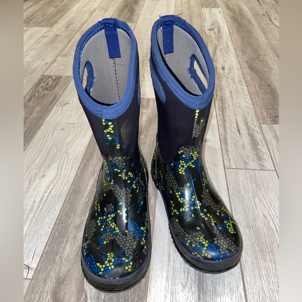 Boys Bogs size 6 Big Kids Snow Boots Excellent Condition